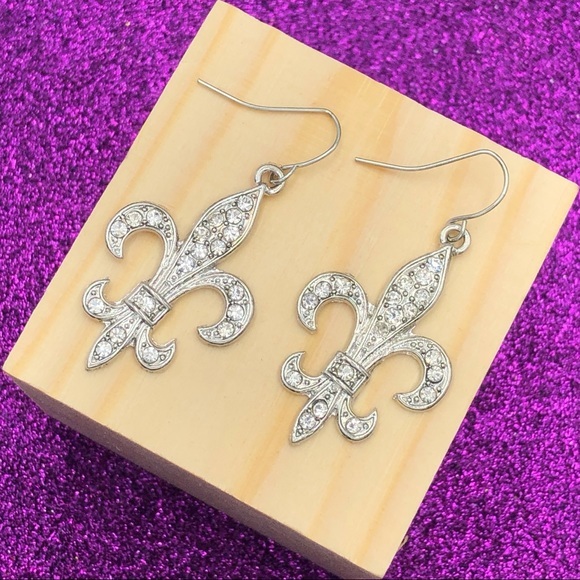 🌼 Fleur De Lis Silver Rhinestone Dangle Earrings - Picture 1 of 3